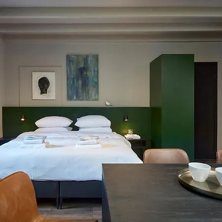 The Guest - Uilenburg