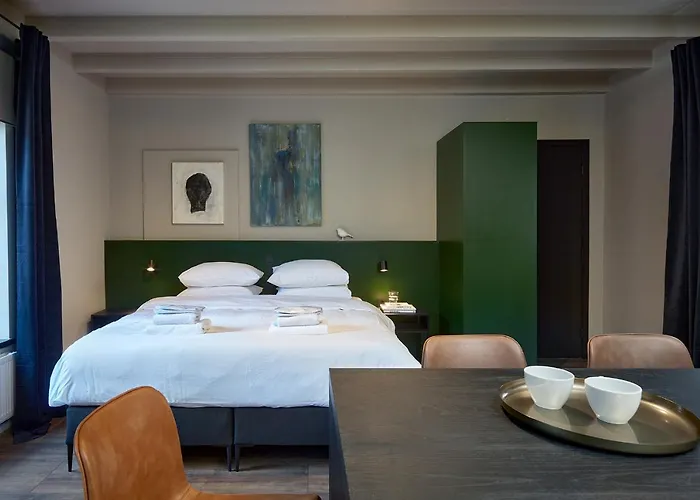 The Guest - Uilenburg